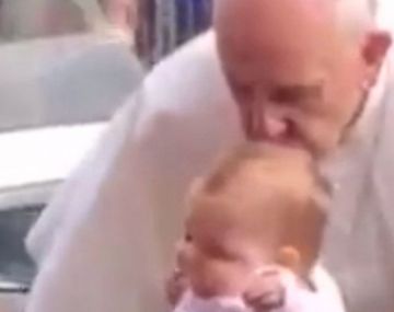 Una beba con cáncer comenzó a mejorar después de ser besada por el Papa