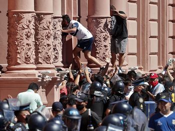 Incidentes en el velatorio de Maradona: desbordaron las rejas de Casa Rosada