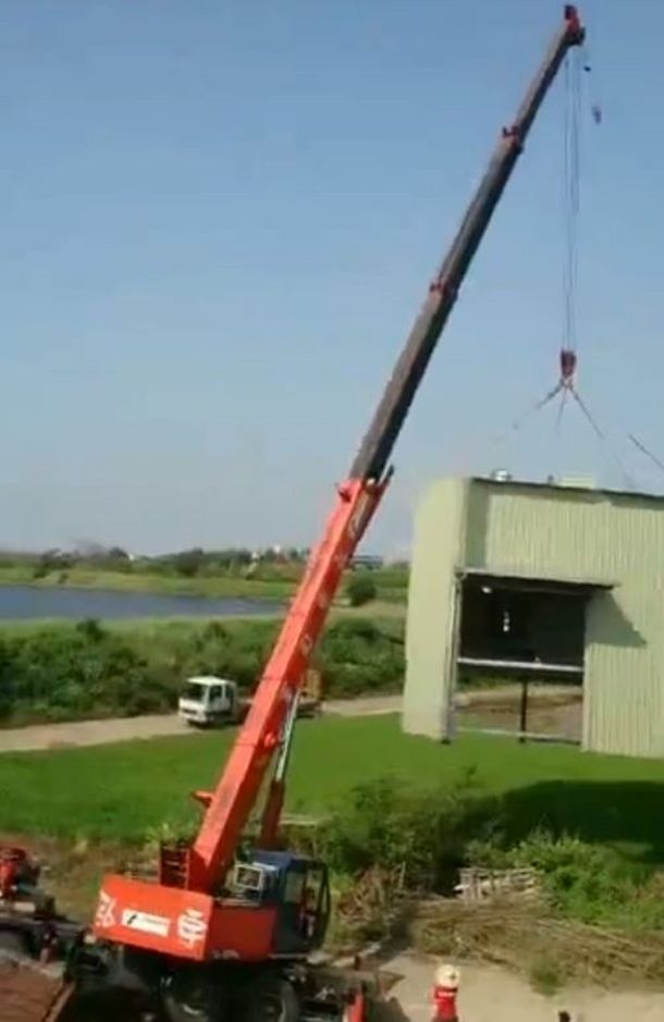 VIDEO: ¿Qué pasa cuando la carga de una grúa es muy pesada?