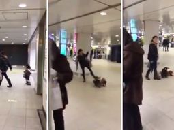 Violencia infantil: una madre patea a su hija en la cabeza en plena estación de tren