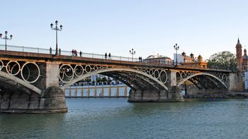 #selfiemortal: una joven se quiso sacar una foto en un puente, se cayo y se murio #selfiemortal: una joven se quiso sacar una foto en un puente, se cayo y se murio