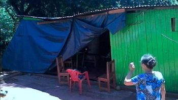 patrullero choco su casa y hace 11 dias vive bajo una lona: es muy ansiosa, le dijeron patrullero choco su casa y hace 11 dias vive bajo una lona: es muy ansiosa, le dijeron