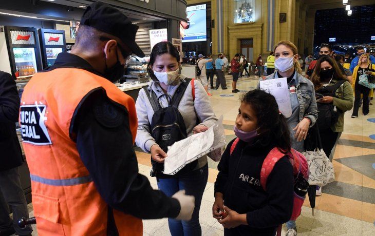 Confinamiento: el Gobierno dispuso que sólo el personal esencial puede moverse sin restricciones