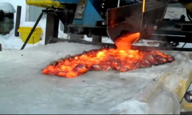 Así queda un bloque de hielo tras recibir lava