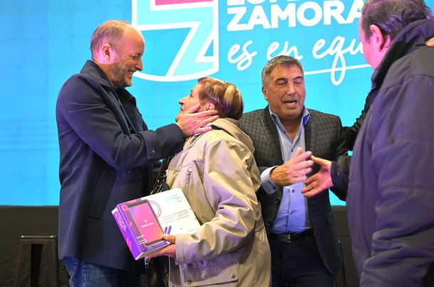Insaurralde y Ambrosini entregaron tablets de ENACOM a adultos mayores de Lomas 