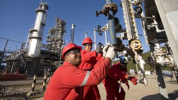 el petroleo se derrumbo 4 por ciento a us$44,48 el petroleo se derrumbo 4 por ciento a us$44,48