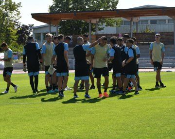 Javier Mascherano define el equipo para el partido contra Irak.