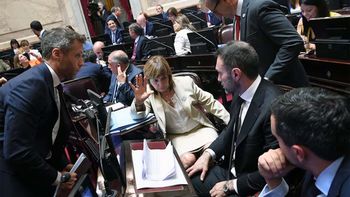 Patricia Bullrich junto a senadores libertarios. Patricia Bullrich junto a senadores libertarios.