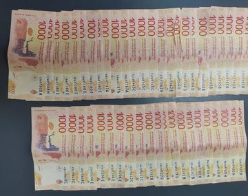 Arbolito le compró 300 dólares a un precio mejor que el del blue: pagó con billetes falsos