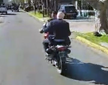 José Luis Espert huyendo en moto.