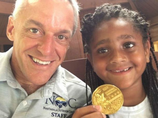 Encontró una medalla de oro de los Juegos Olímpicos de 1992 en la basura y la devolvió