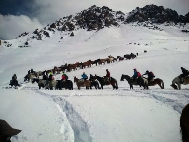 Mendoza: rescataron a 9 turistas que llevaban casi una semana aislados por la nieve
