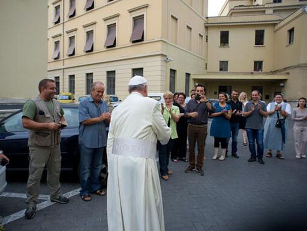 El Papa visitó por sopresa a obreros del Vaticano