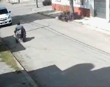 Insólito: un hombre en silla de ruedas robó un medidor de agua
