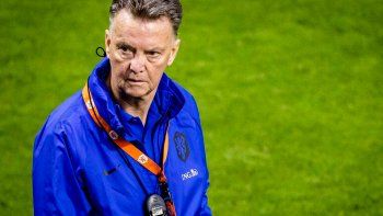 van gaal se hizo el distraido sobre el cruce con messi y se fue de paises bajos van gaal se hizo el distraido sobre el cruce con messi y se fue de paises bajos