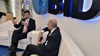 Juan Manuel Urtubey presentando Salta Urbana para el Desarrollo Sostenible. Juan Manuel Urtubey presentando Salta Urbana para el Desarrollo Sostenible.