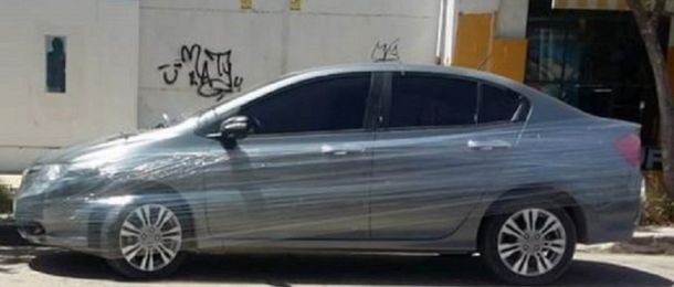 Insólito: estacionó mal el auto y se lo envolvieron con papel filme