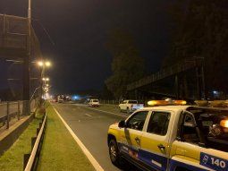 Un camión chocó y derrumbó un puente peatonal en el Acceso Oeste