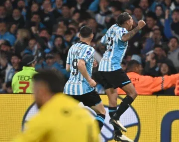 Racing goleó de local a Paranaense y se metió en las semifinales