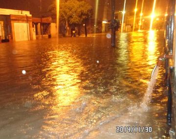 Suben a 40 los evacuados por la crecida del Arroyo Dupuy en La Matanza