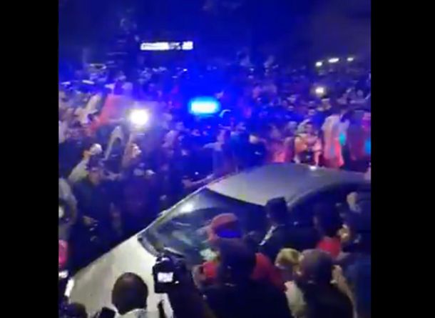 El cuerpo de Maradona llegó a La Paternal en medio de una multitud