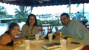 Medina, en tiempos felices junto a su víctima y la hija de ella Medina, en tiempos felices junto a su víctima y la hija de ella