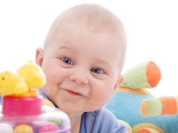 Bebe con juguete 2