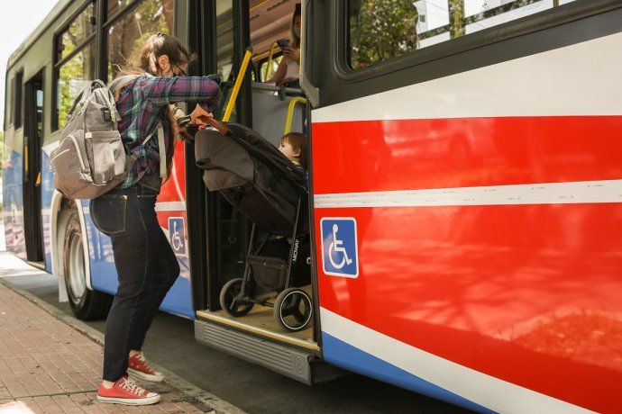 Niños en cochecitos podrán ser subidos por la puerta central en los colectivos de transporte urbano
