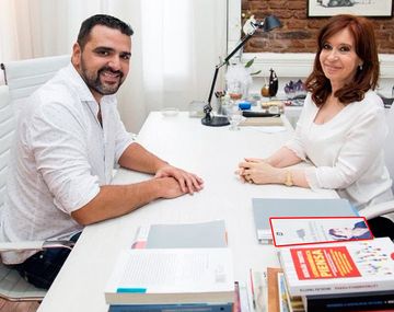 Lecturas Feministas: ¿de qué trata el libro que Cristina tiene en su escritorio?