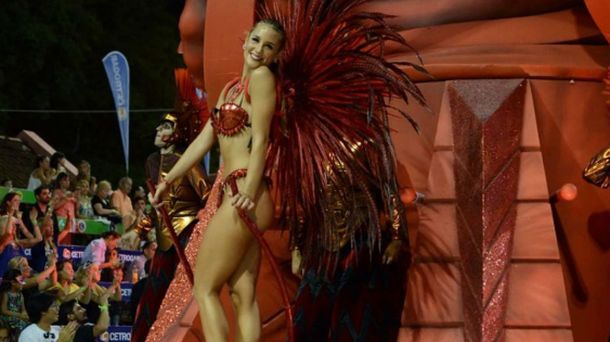 Esta es Camila a quien se le cayó parte de la carroza encima