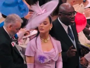 Katy Perry perdida en la coronación de Carlos III