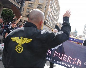Insólito: cinco neonazis colombianos fueron golpeados por neonazis alemanes