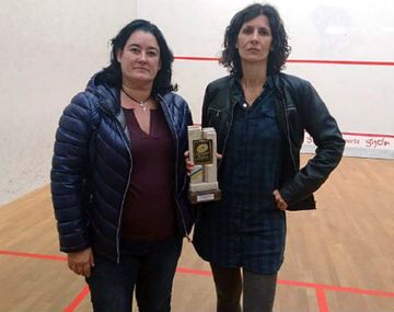 Gentileza El País - Elisabet Sadó, a la derecha de la imagen con su trofeo