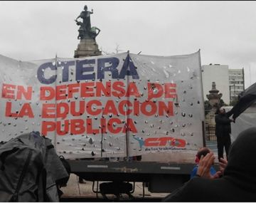 Abrazo docente en el Congreso