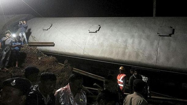 Por las lluvias chocaron dos trenes en la India: al menos 24 muertos