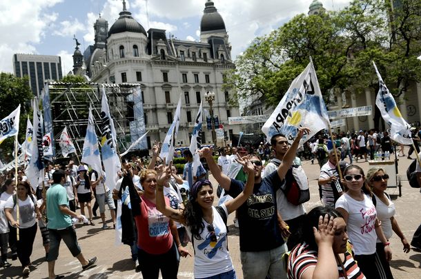 Plaza de Mayo se prepara para la fiesta por el Día de la Democracia