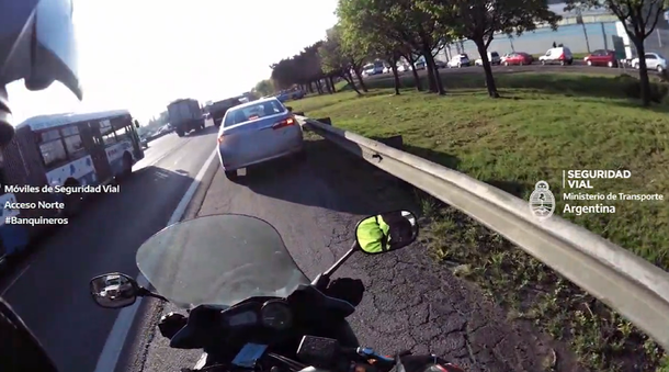 Las insólitas excusas de los que manejan por el costado de la autopista: Voy por la banquina porque tengo tomada la voz