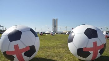 siguen las protestas en brasil: pelotas gigantes contra la violencia siguen las protestas en brasil: pelotas gigantes contra la violencia