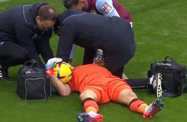 Dibu Martínez salió del Aston Villa vs Newcastle por un golpe en la cabeza