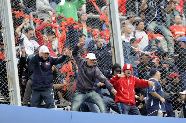 Incidentes de los hinchas del Rojo porque están cerca de la B