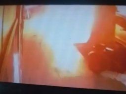 Así quemaron dos autos en Villa del Parque: el hombre es intensamente buscado