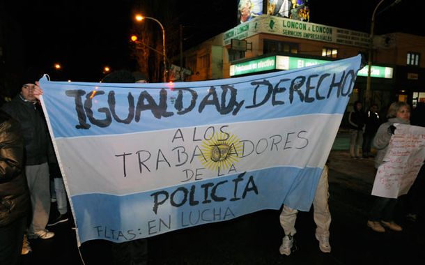 Reclamo por el sueldo de policías (Foto: OPI-Santa Cruz)