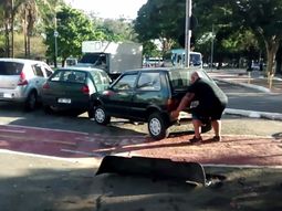 La reacción de un ciclista ante un auto