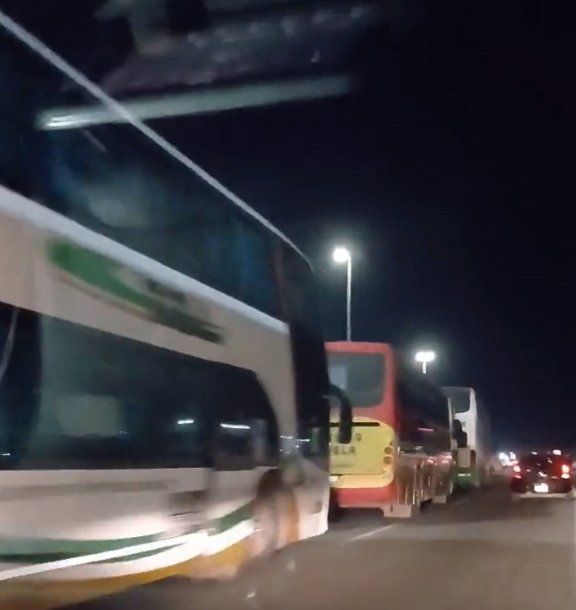 Caos en la autopista Buenos Aires-La Plata por un corte de micros
