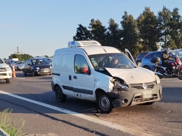 Quiso cruzar la Panamericana, fue atropellado, provocó un choque y murió