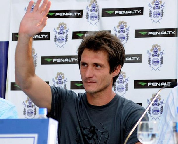 Los mellizos Barros Schelotto reemplazarán a Schurrer