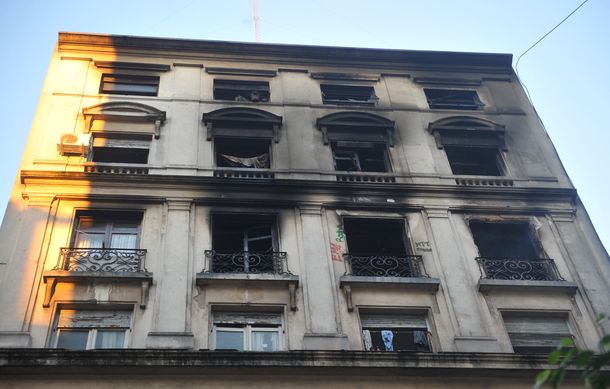 Pánico en la zona de Congreso por el incendio de un edificio