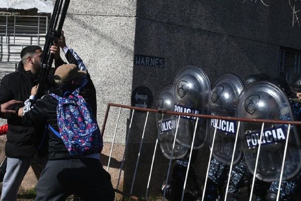 Denuncian incidentes frente a la comisaría donde están los sospechosos por el crimen de Morena