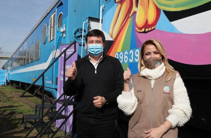 Junto al ministro Daniel Arroyo, Fabiola Yañez visitó en Castelli el Tren de Desarrollo Social