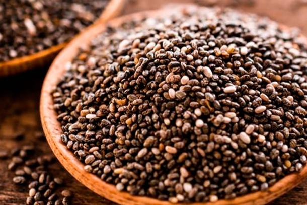 El agua de chía también contiene jugo de limón y endulzante, entre otros ingredientes. El agua de chía también contiene jugo de limón y endulzante, entre otros ingredientes.